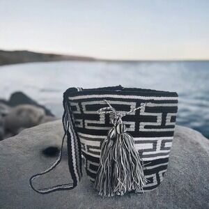 NWT‎ Wuitusu Khaleesi Medium Handmade Crochet Wayuu Mochila Bag Crossbody Grey